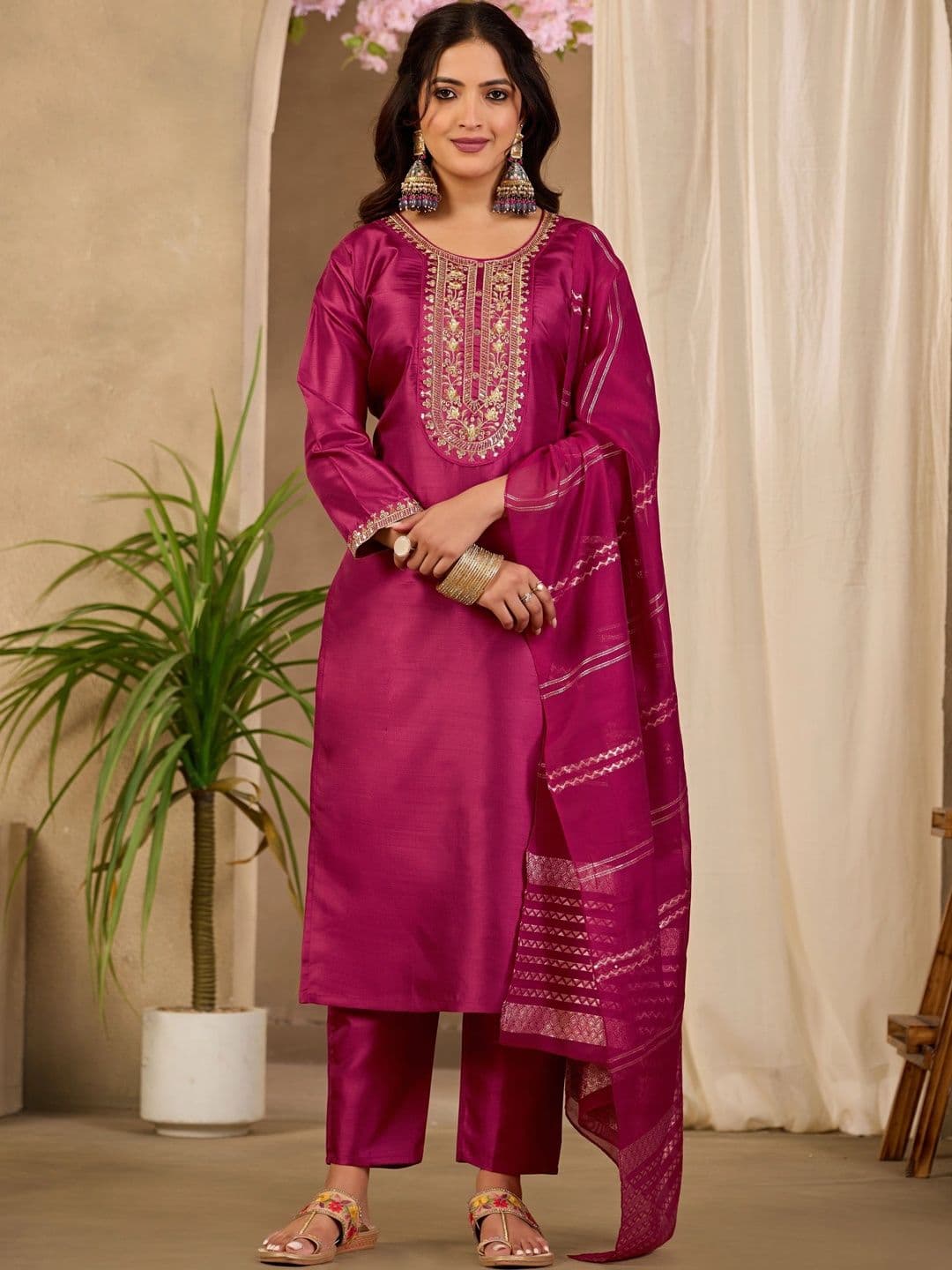 Klotden Women Ethnic Motifs Embroidered Regular Thread Work Kurta with Trousers & With Dupatta thumbnail 7