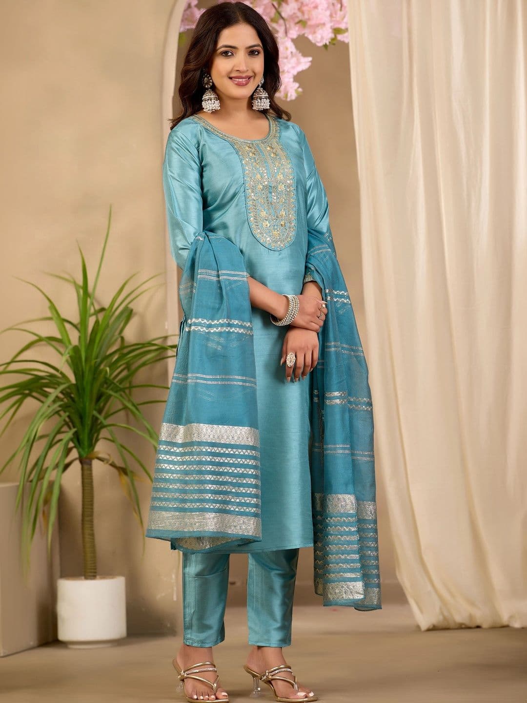 Klotden Women Ethnic Motifs Embroidered Regular Thread Work Kurta with Trousers & With Dupatta thumbnail 6