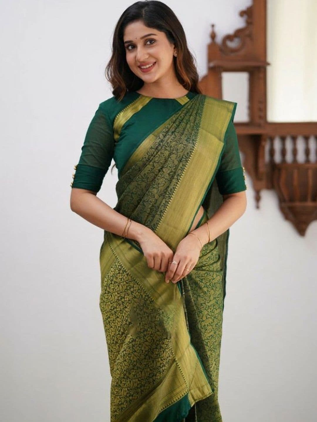 Mitera Woven Design Zari Silk Blend Banarasi Saree thumbnail 6