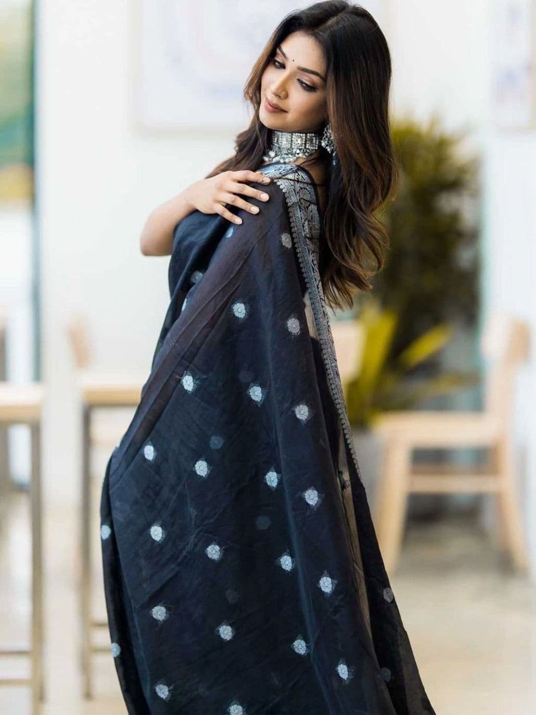 HERE&NOW Woven Design Zari Silk Blend Banarasi Saree thumbnail 2