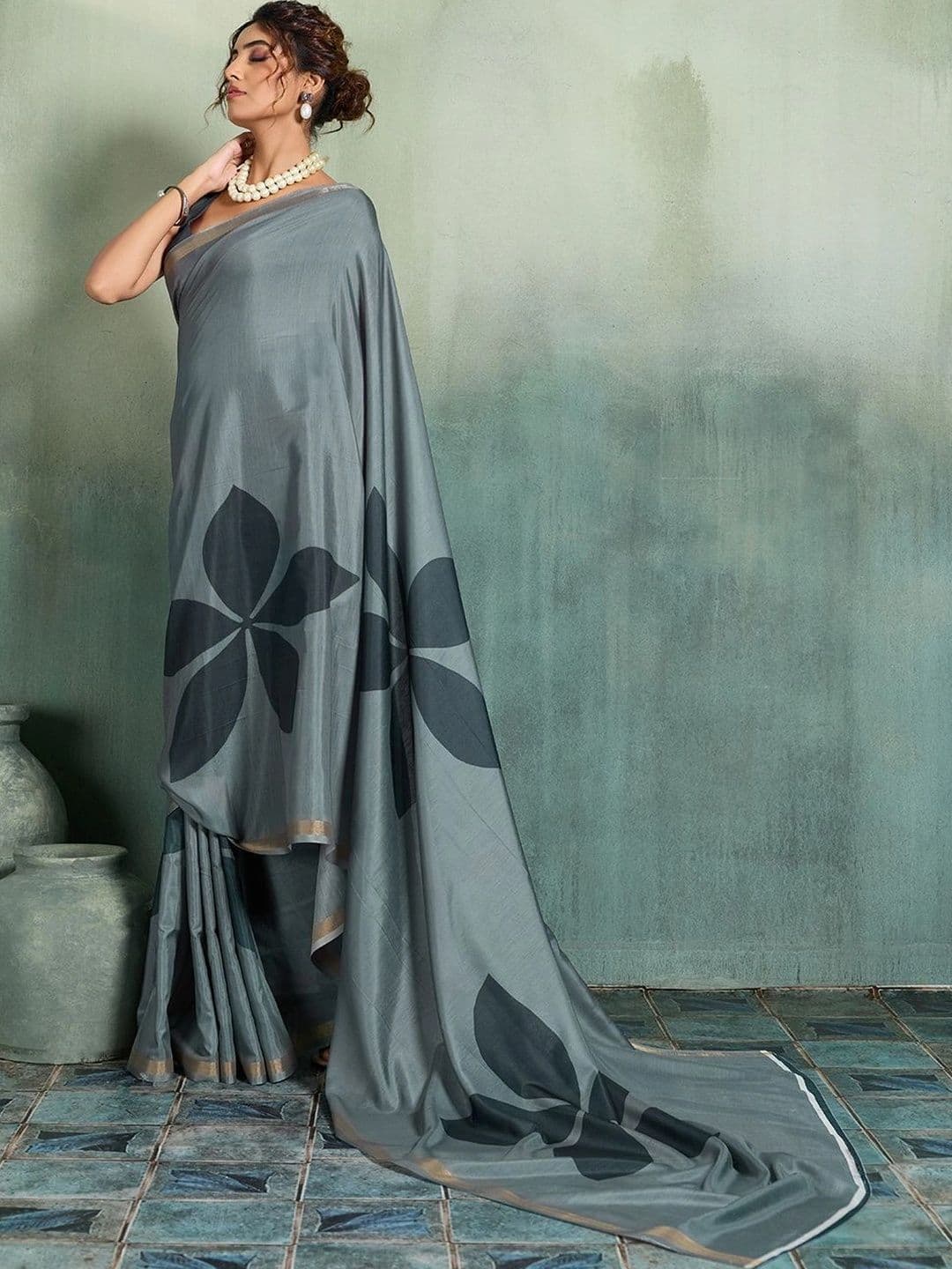 DWIJA FASHION Women Floral Saree thumbnail 4