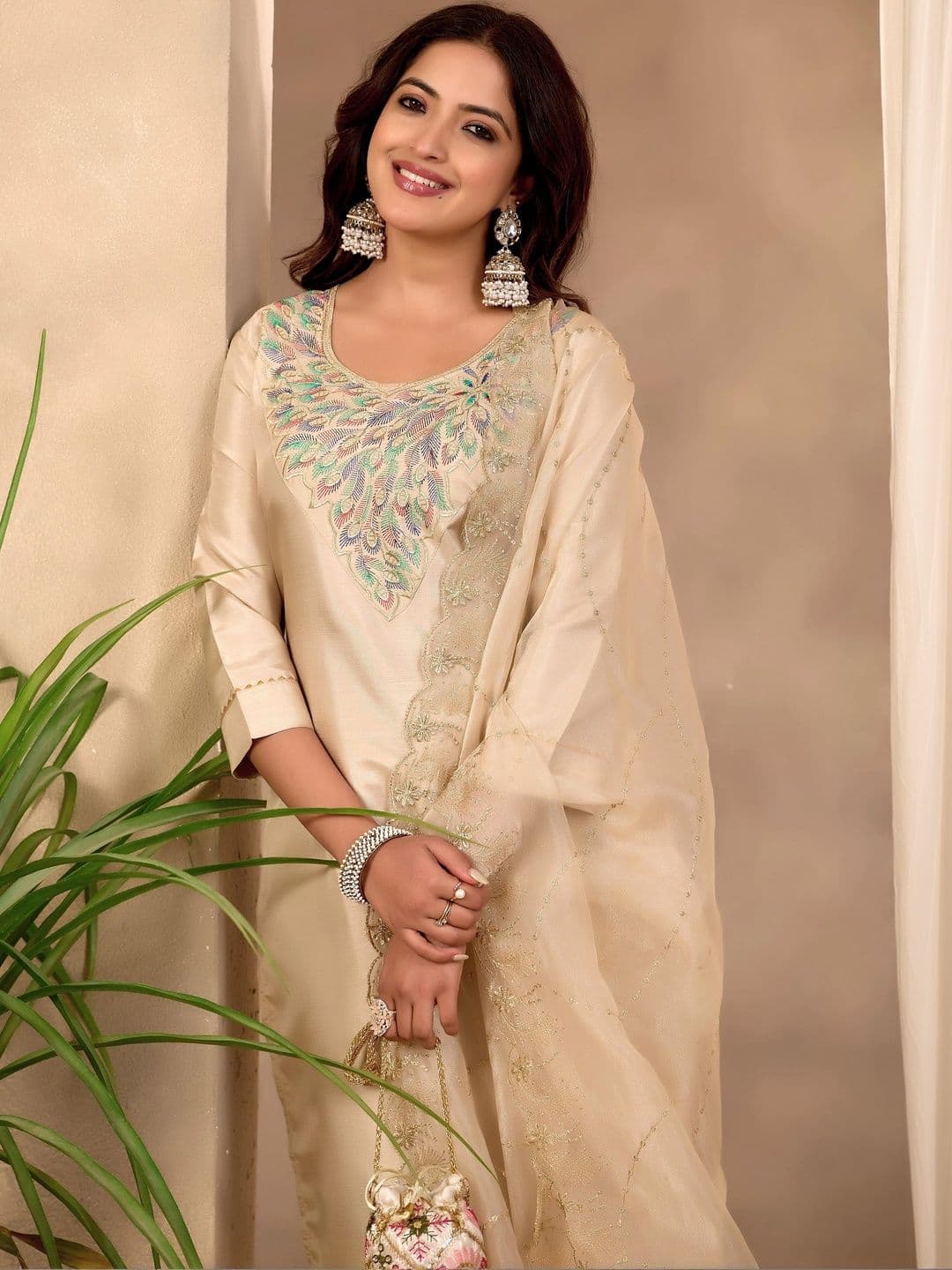 Klotden Women Ethnic Motifs Embroidered Regular Thread Work Kurta with Trousers & With Dupatta thumbnail 6