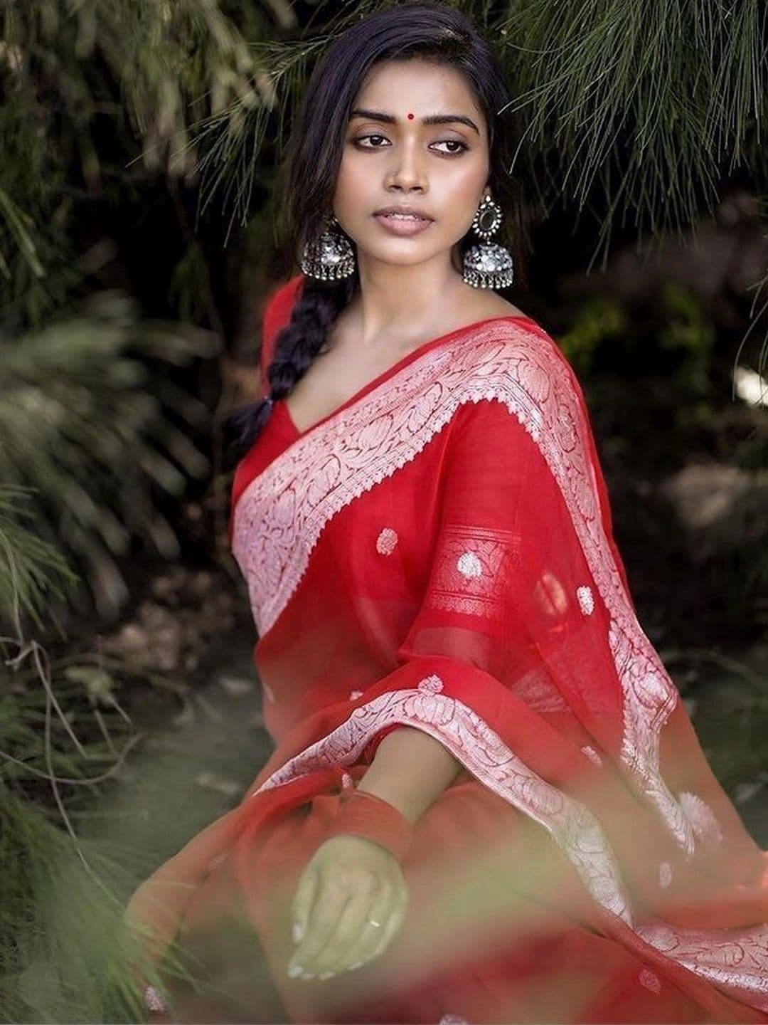 Mitera Woven Design Zari Silk Blend Banarasi Saree thumbnail 4