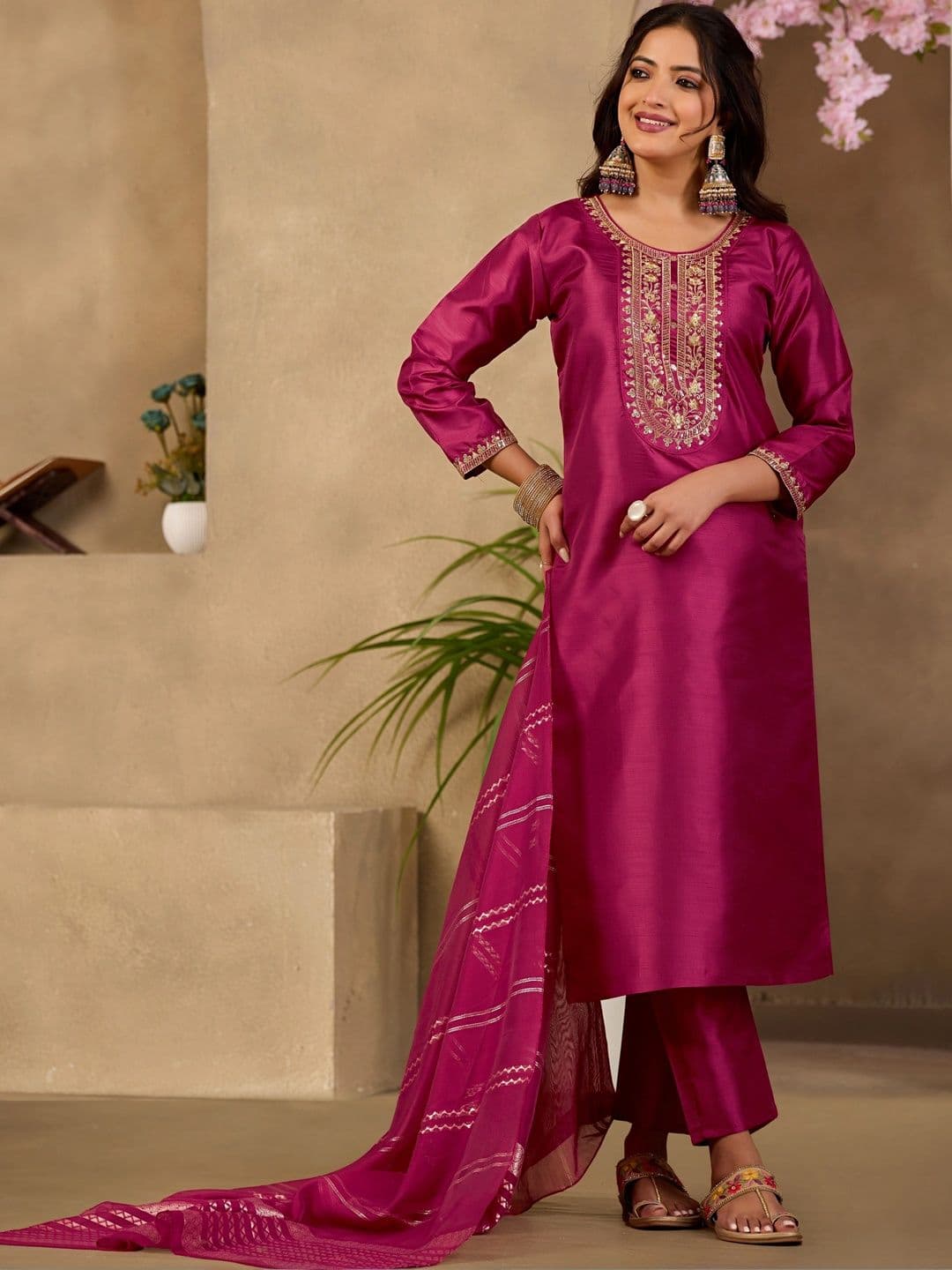 Klotden Women Ethnic Motifs Embroidered Regular Thread Work Kurta with Trousers & With Dupatta thumbnail 4