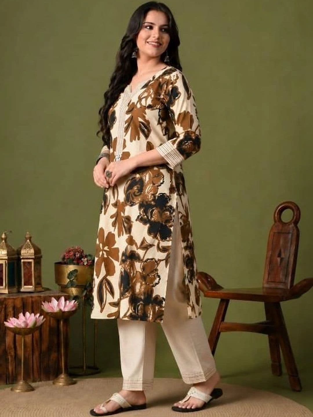 ROSHNI Women Floral Printed Regular Thread Work Pure Cotton Kurta with Trousers thumbnail 7