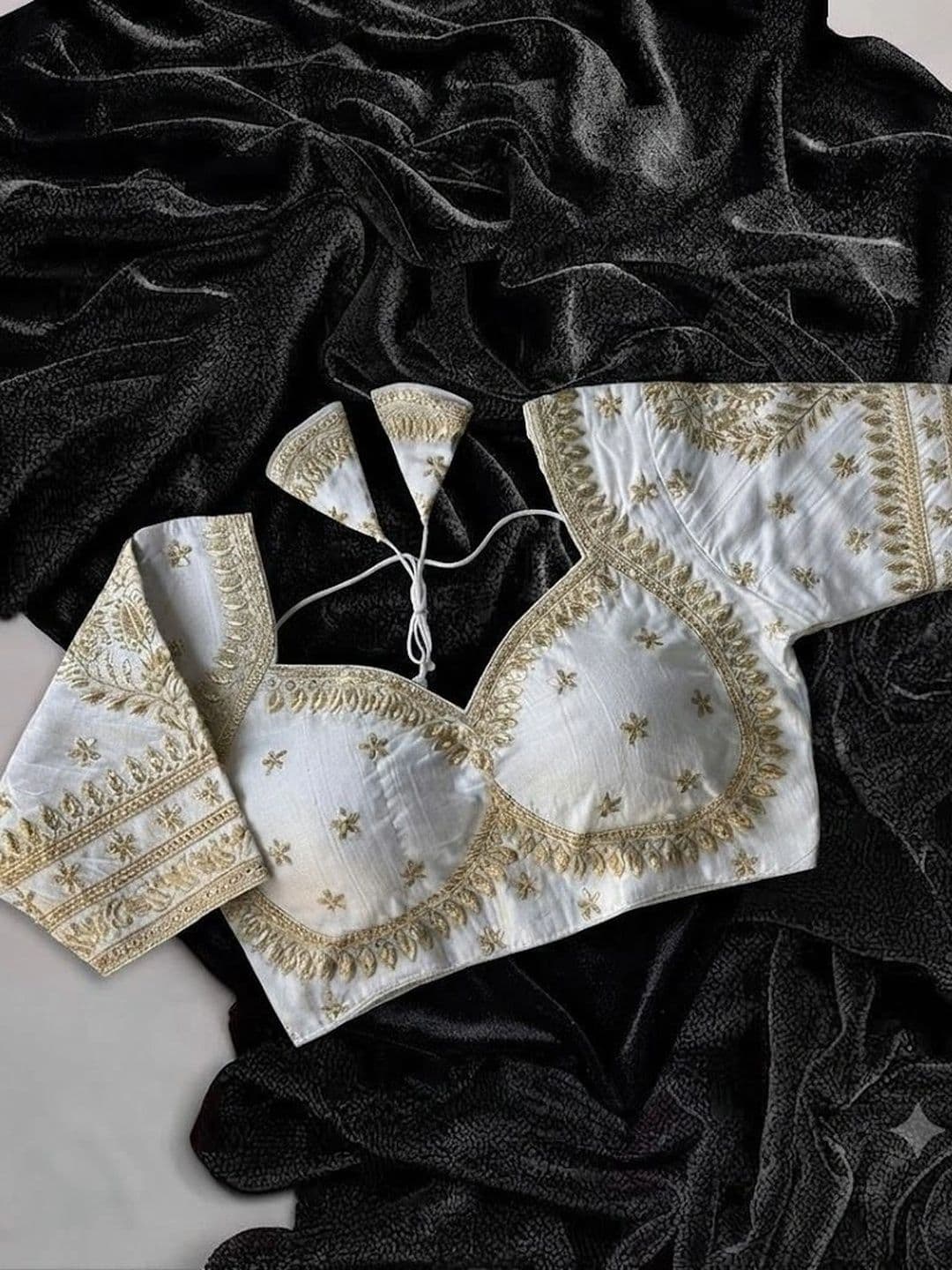VRAGI Embroidered Saree thumbnail 2