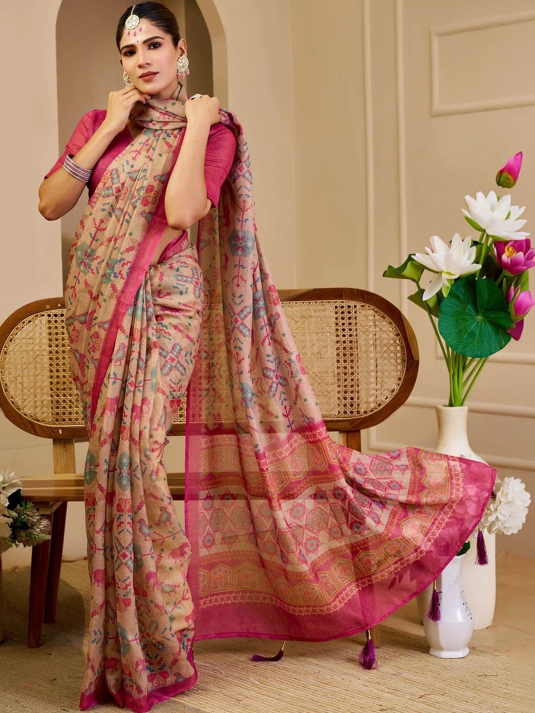 Maroosh Women Floral Printed Silk Cotton Handloom Saree thumbnail 2