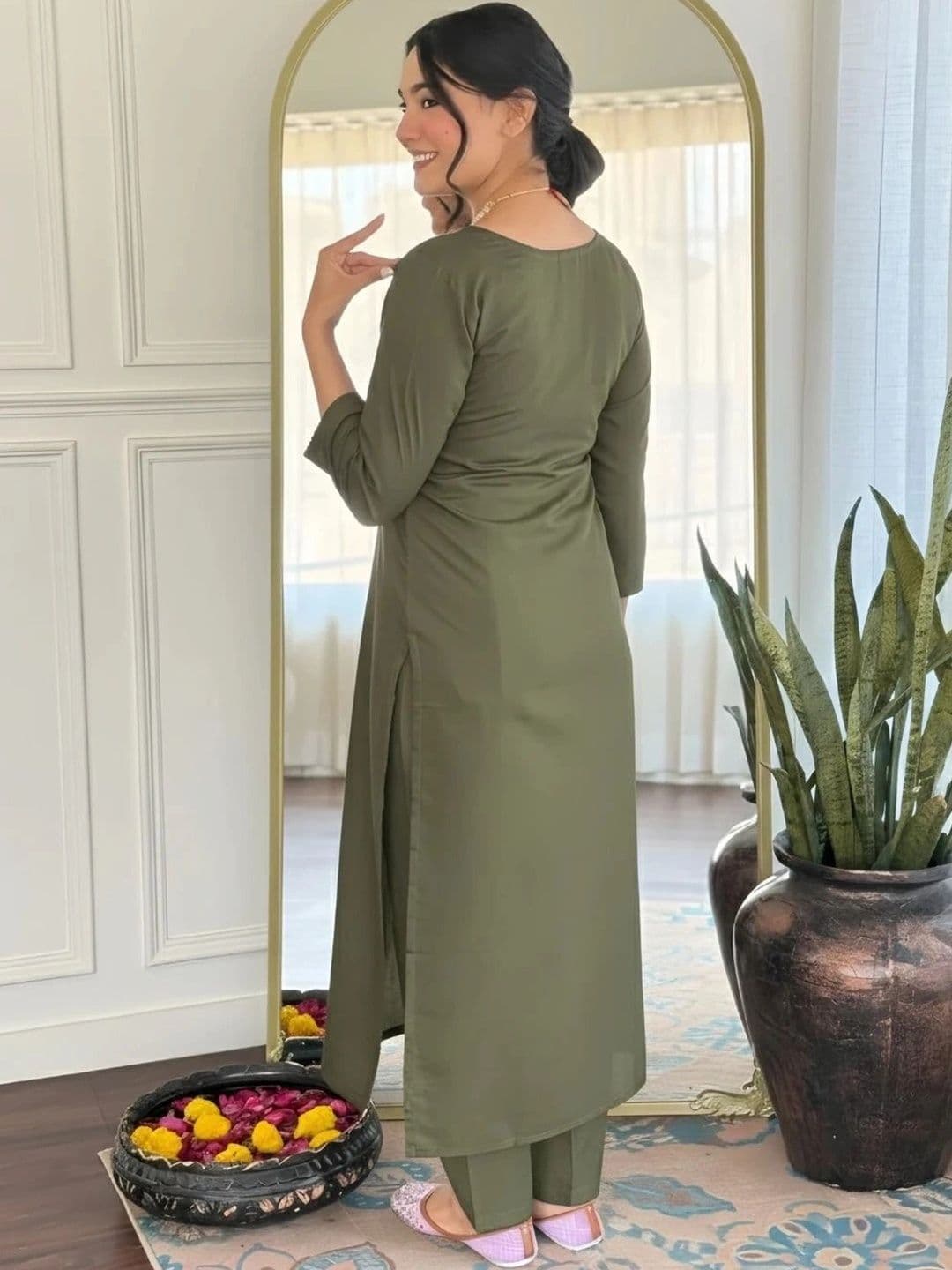 Moda Rapido Women Ethnic Motifs Embroidered Regular Thread Work Pure Cotton Kurta with Trousers & With thumbnail 4