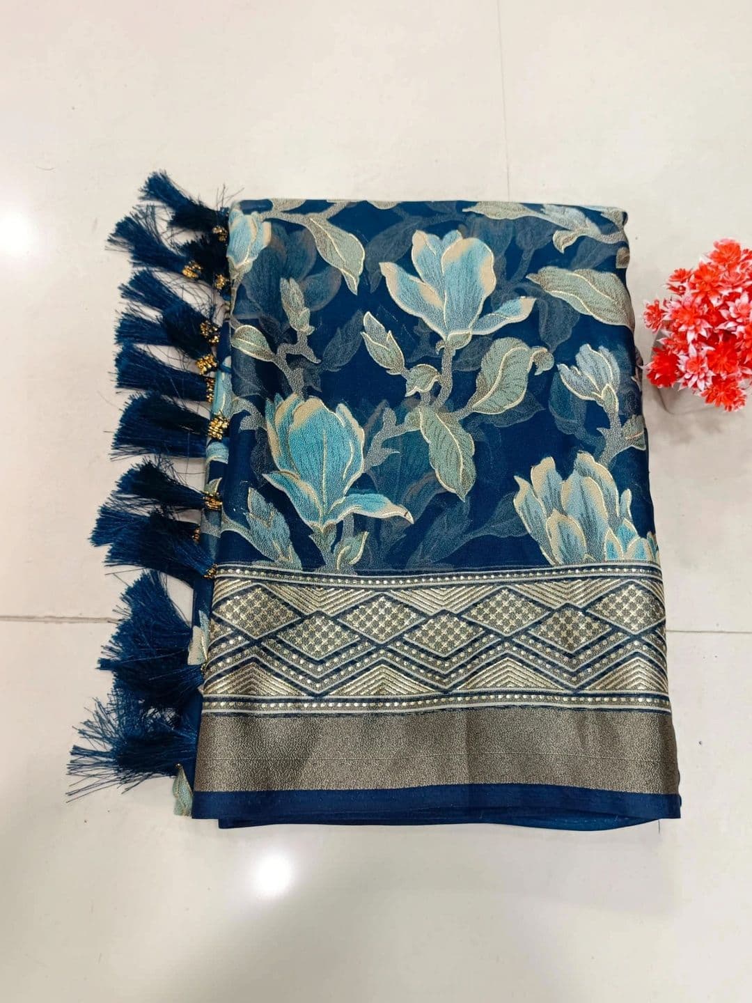 PANJURLI Women Floral Printed Zari Brasso Saree thumbnail 2