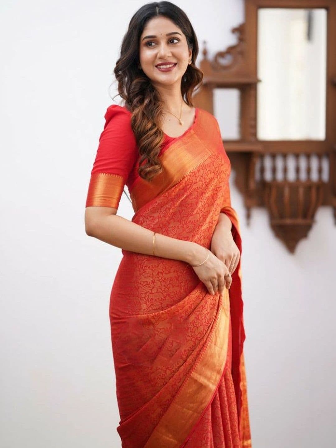 Mitera Women  Woven Design Zari Silk Blend Banarasi Saree thumbnail 7