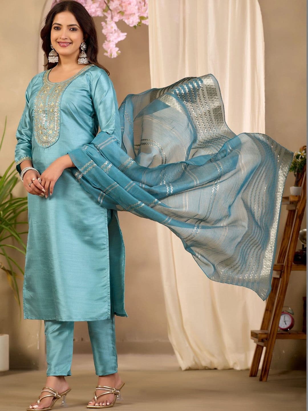 Klotden Women Ethnic Motifs Embroidered Regular Thread Work Kurta with Trousers & With Dupatta thumbnail 2