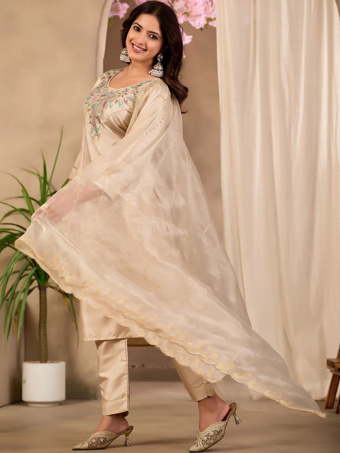 Klotden Women Ethnic Motifs Embroidered Regular Thread Work Kurta with Trousers & With Dupatta thumbnail 2