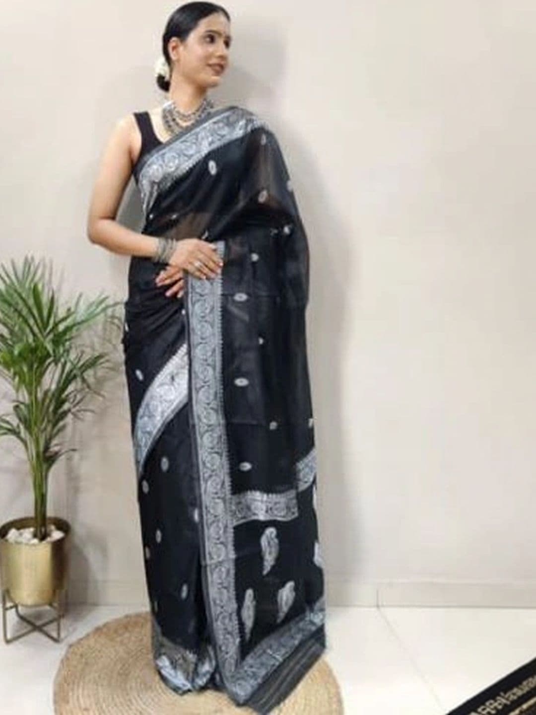 Mitera Woven Design Zari Silk Blend Banarasi Saree thumbnail 5