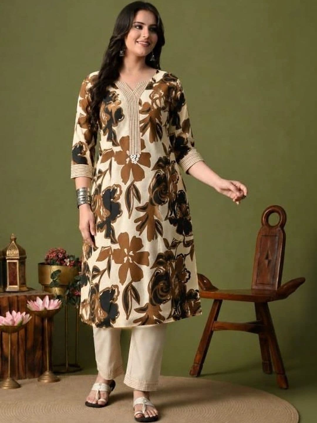 ROSHNI Women Floral Printed Regular Thread Work Pure Cotton Kurta with Trousers thumbnail 2