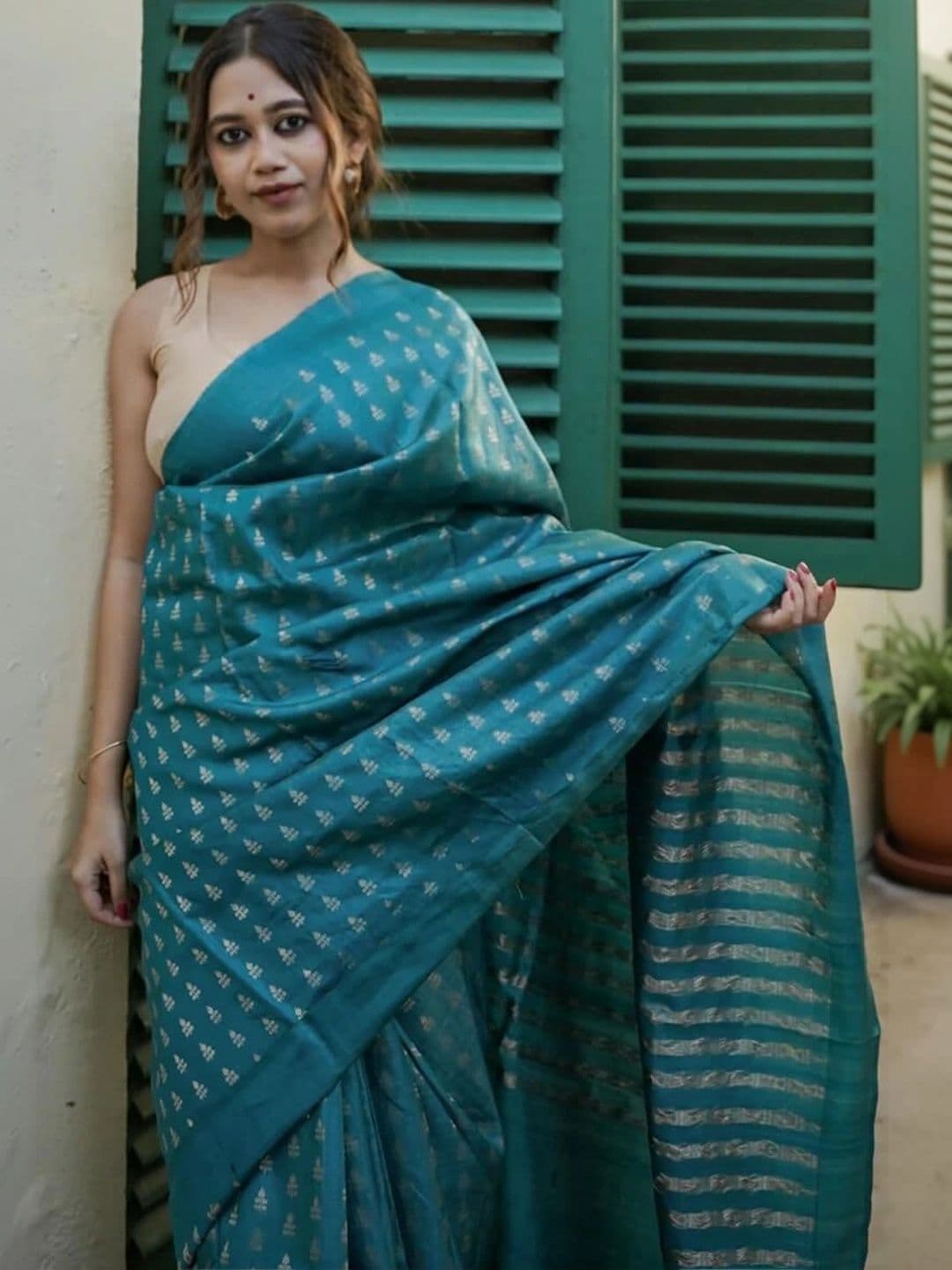 Mitera Woven Design Zari Silk Blend Banarasi Saree thumbnail 5