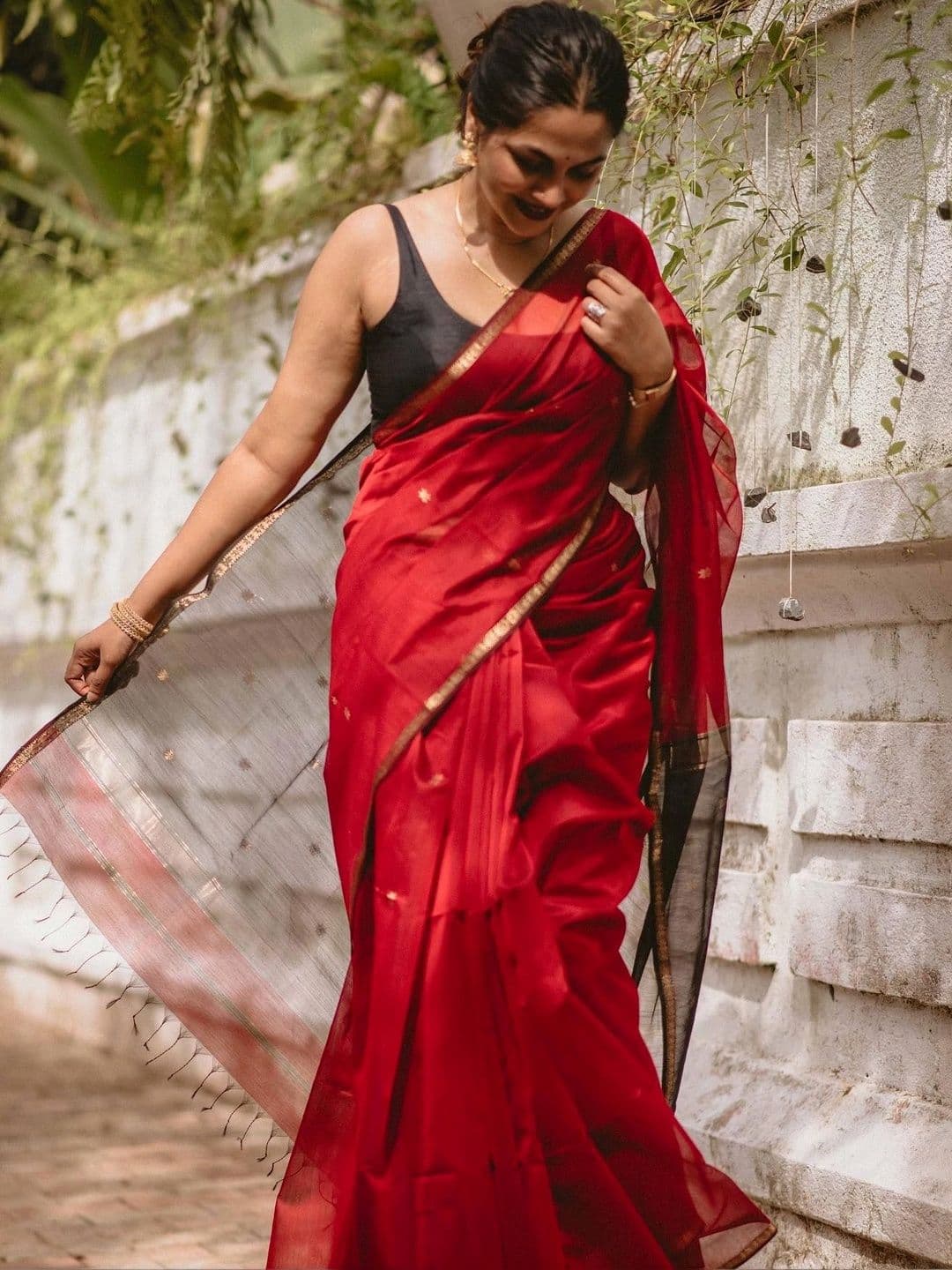 HERE&NOW Woven Design Zari Silk Blend Banarasi Saree thumbnail 5