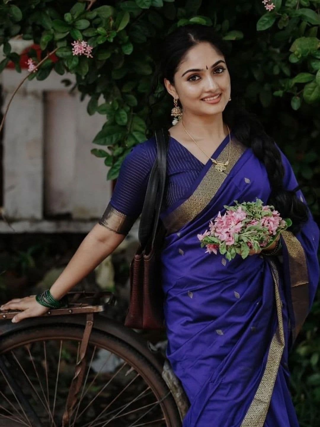 Mitera Woven Design Zari Banarasi Saree thumbnail 3