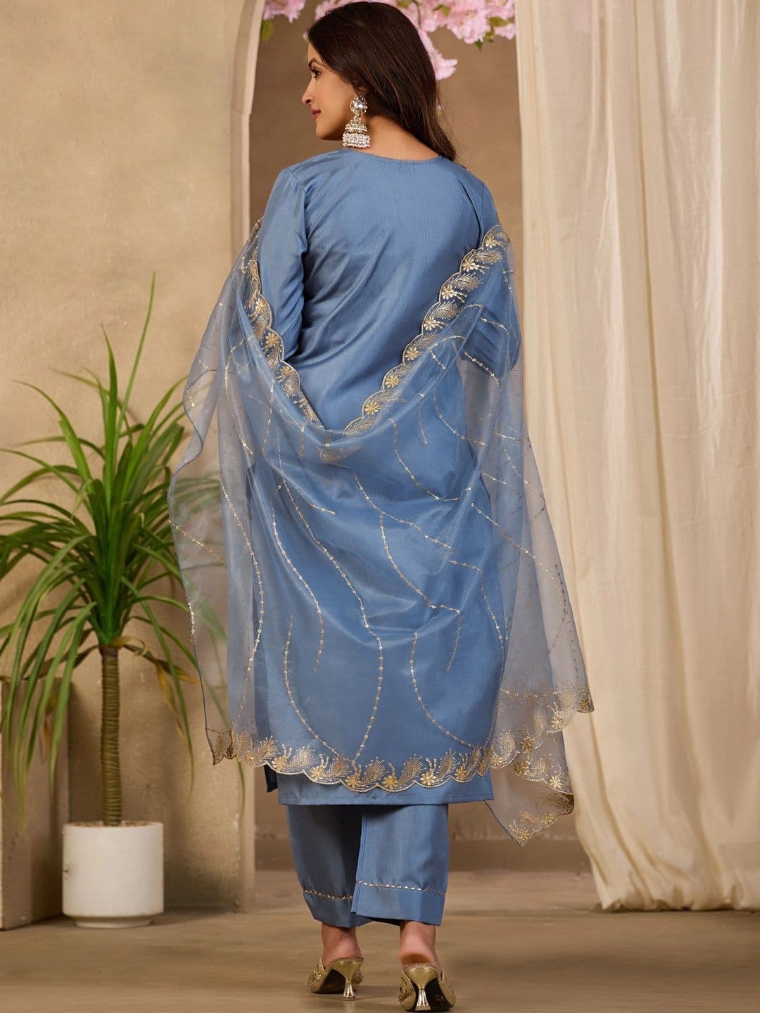 Klotden Women Ethnic Motifs Embroidered Regular Thread Work Kurta with Trousers & With Dupatta thumbnail 4