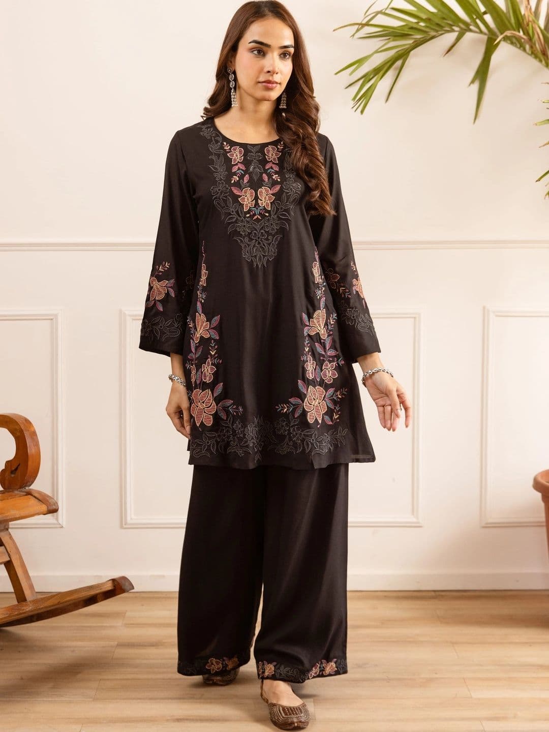 Sangria Women Ethnic Motifs Embroidered Regular Thread Work Kurta with Palazzos thumbnail 2