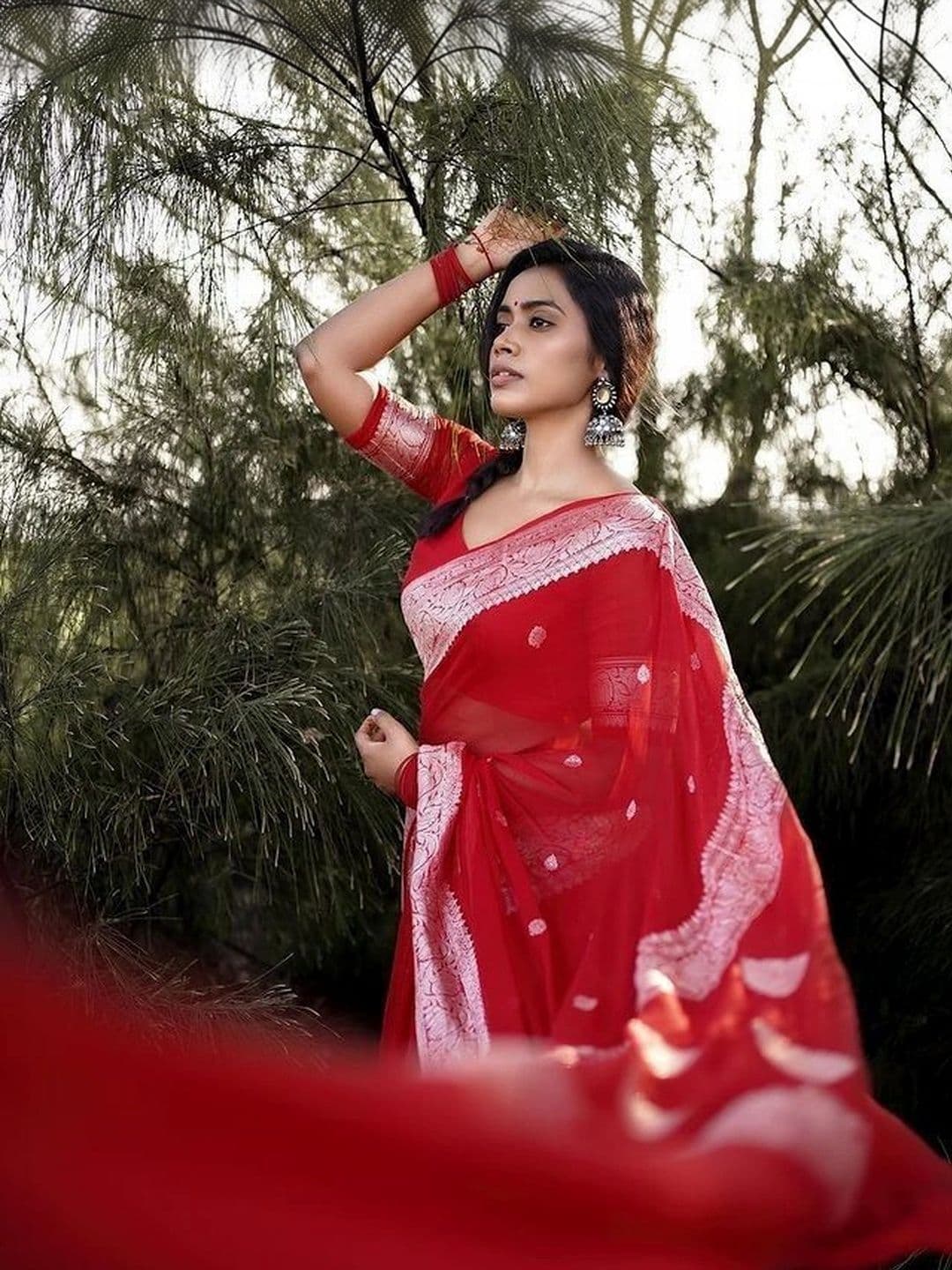 Mitera Woven Design Zari Silk Blend Banarasi Saree thumbnail 6