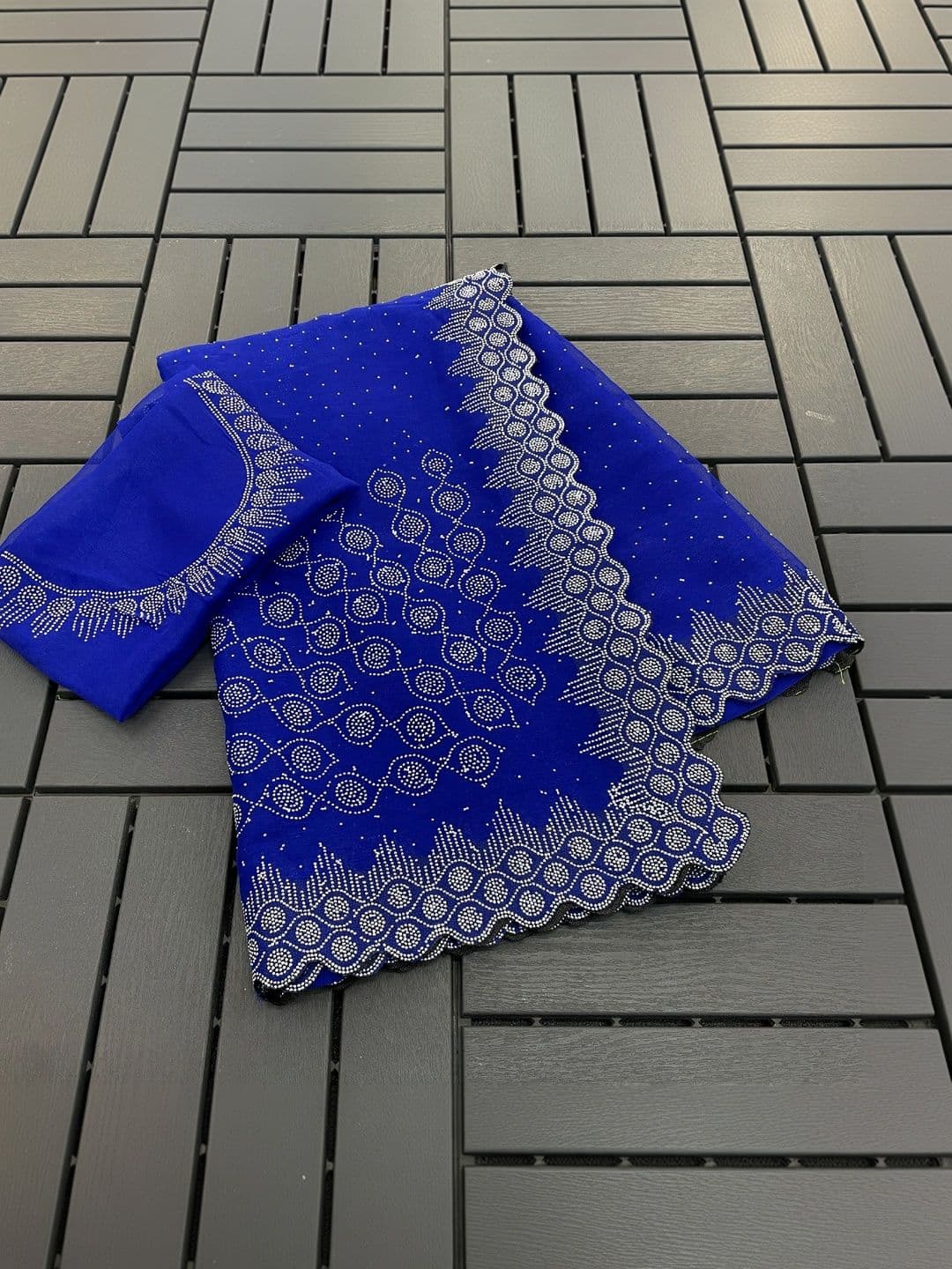 SmileyFashion Embroidered Pure Georgette Saree thumbnail 6