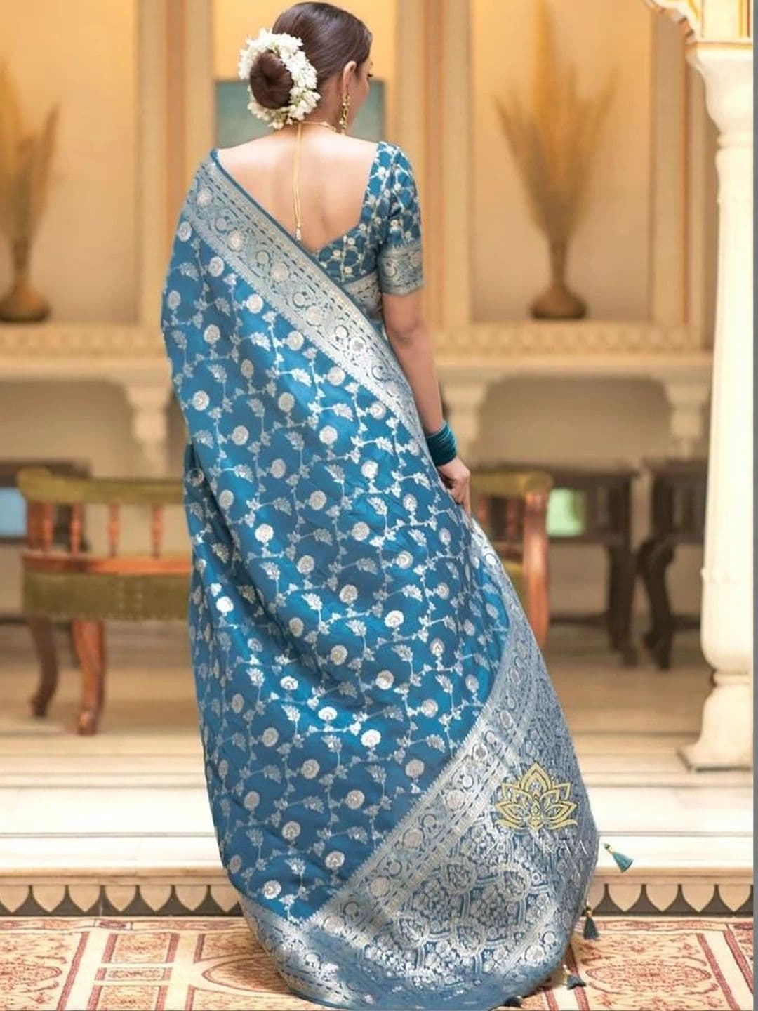 Mitera Woven Design Zari Silk Blend Banarasi Saree thumbnail 4