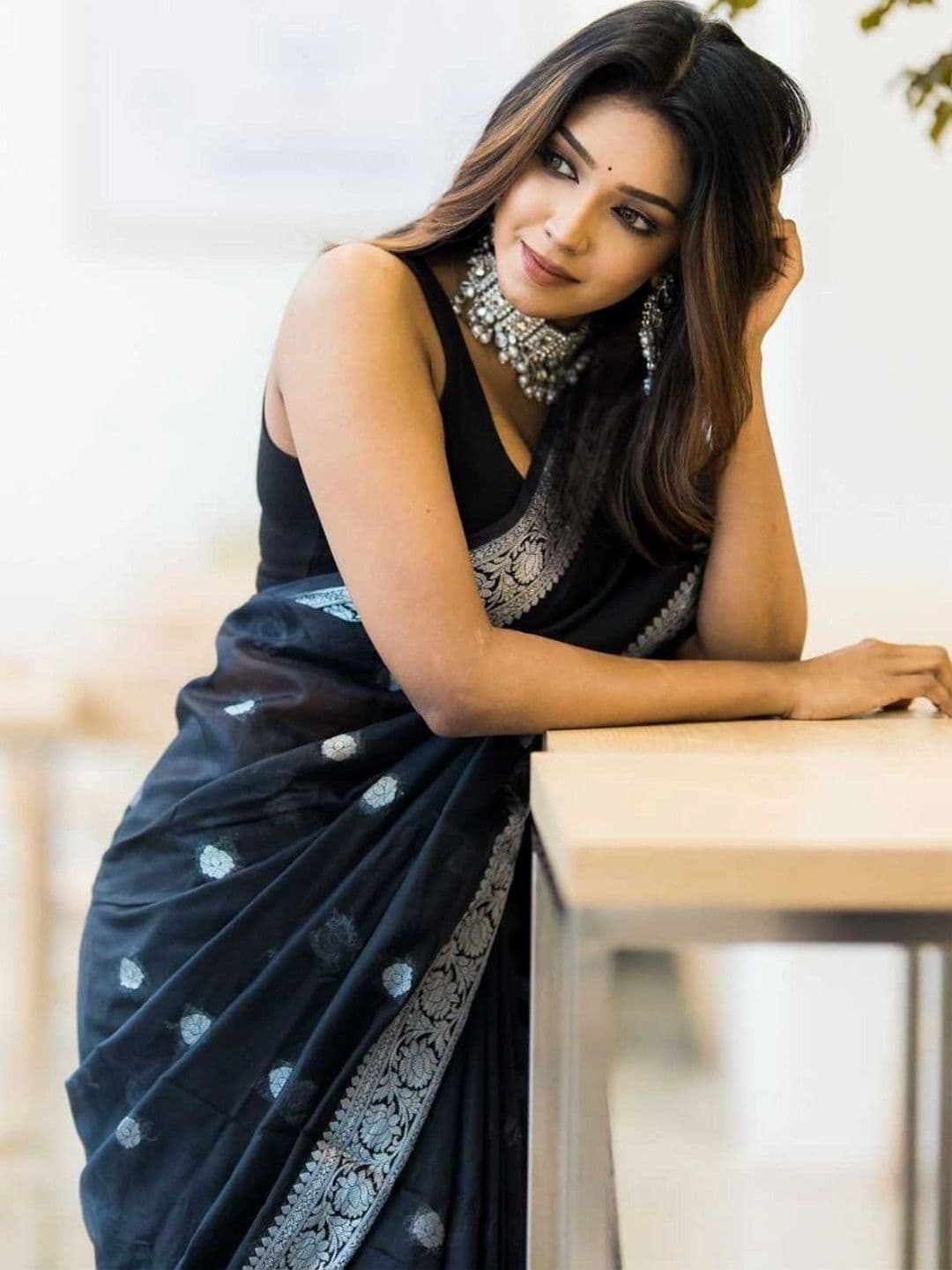 HERE&NOW Woven Design Zari Silk Blend Banarasi Saree thumbnail 5