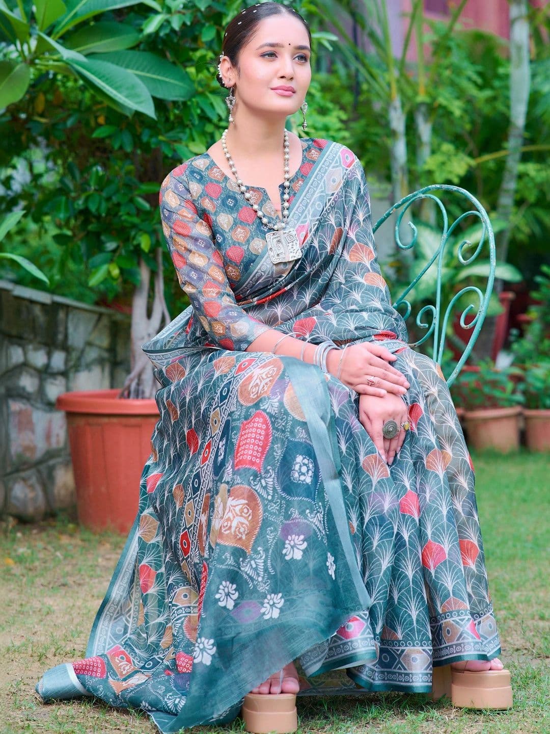 Maroosh women Floral Saree thumbnail 5