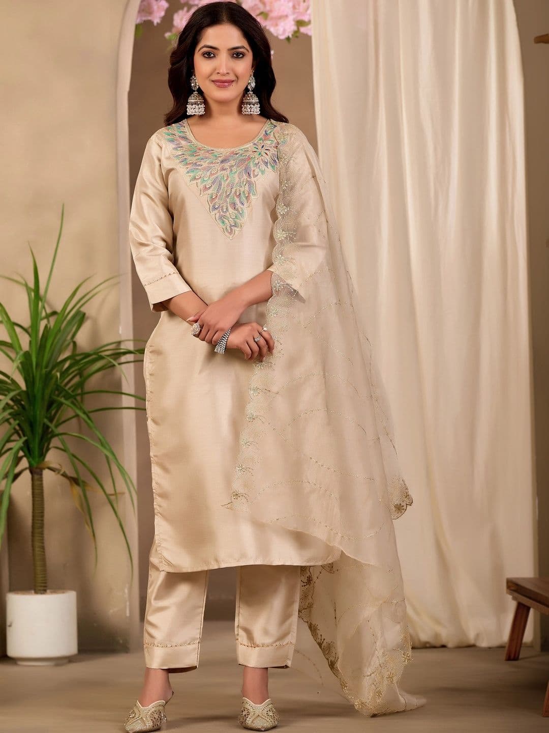 Klotden Women Ethnic Motifs Embroidered Regular Thread Work Kurta with Trousers & With Dupatta - view 1
