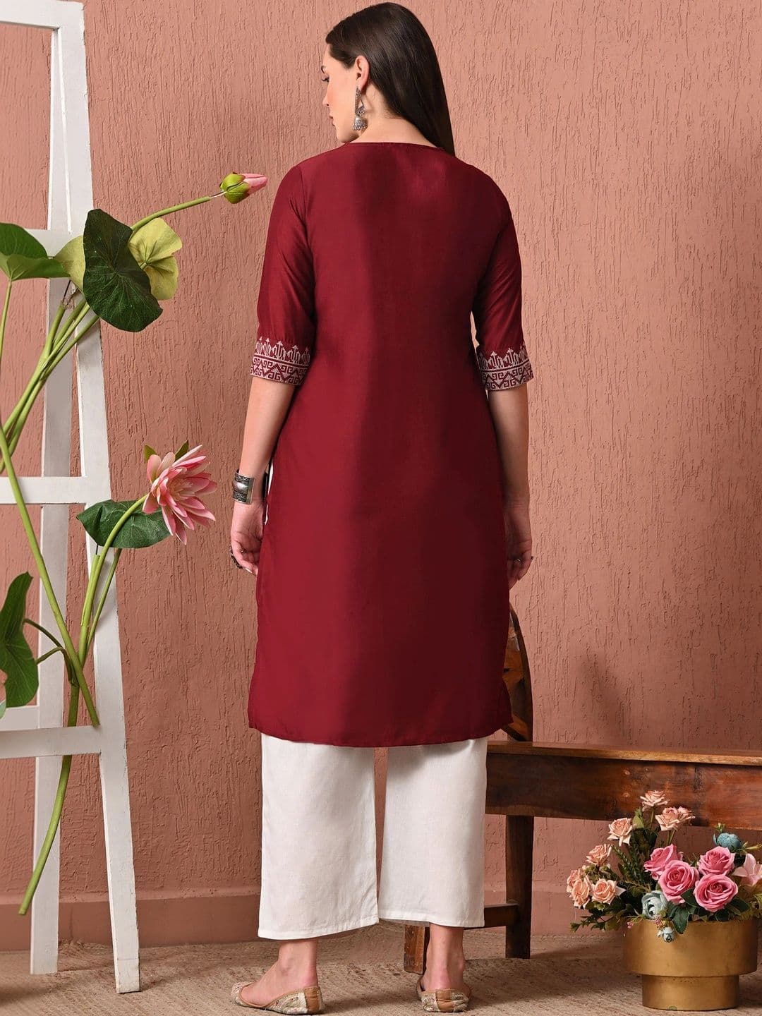 Sangria Women Embroidered Thread Work Kurta thumbnail 4