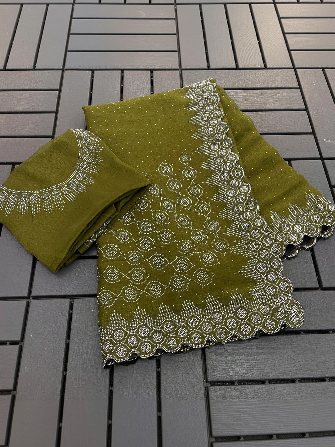 SmileyFashion Embellished Pure Georgette Saree thumbnail 2