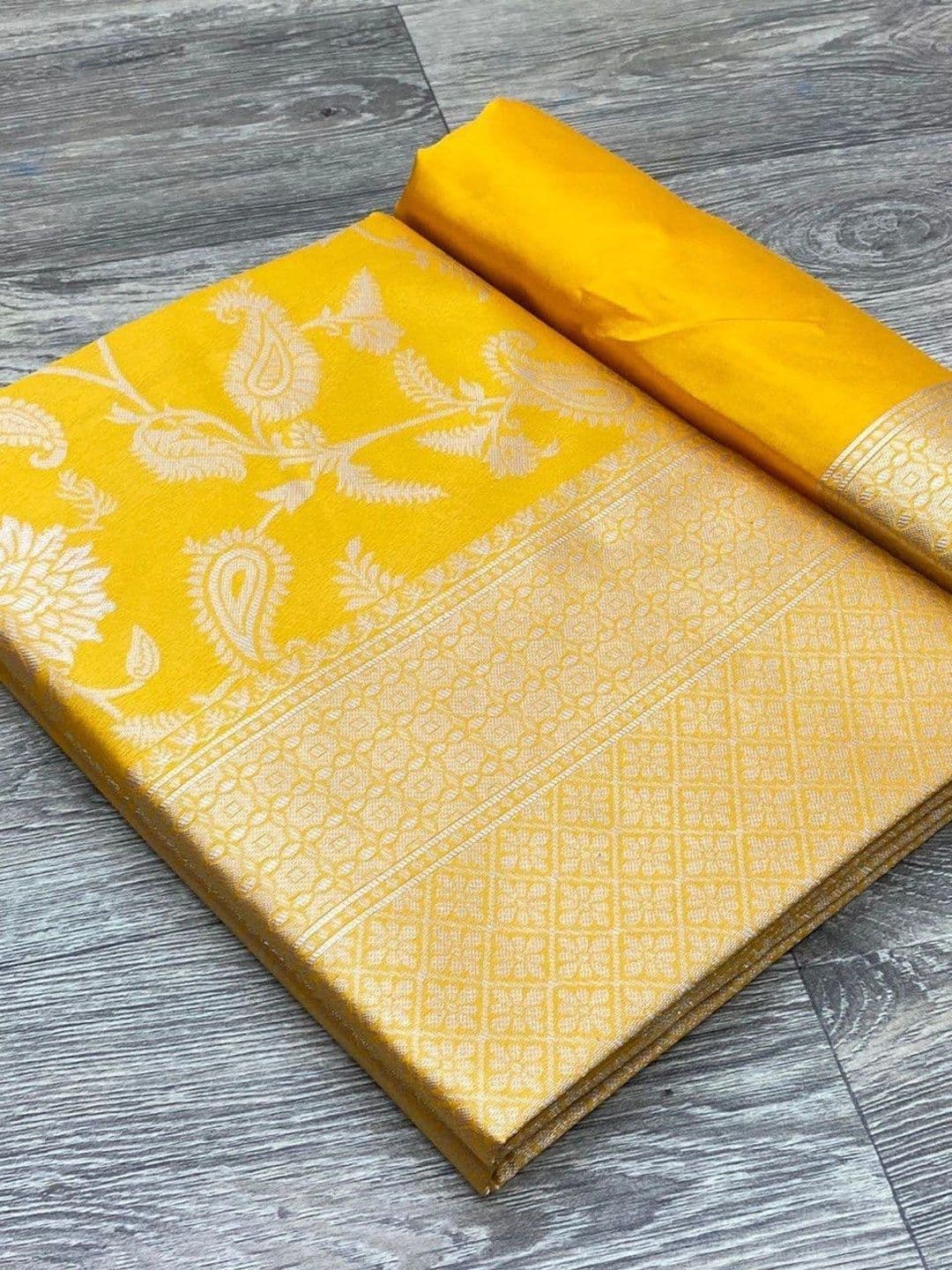 Milvia Ethnic Motifs Zari Silk Blend Designer Banarasi Saree thumbnail 7