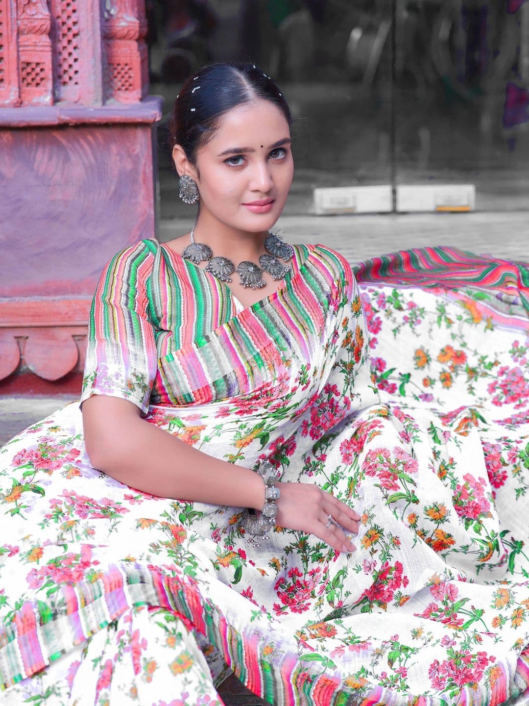 MANVAA Women Floral Saree with Floral Border Print thumbnail 3