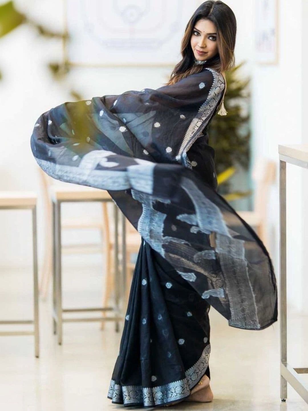 HERE&NOW Woven Design Zari Silk Blend Banarasi Saree thumbnail 3