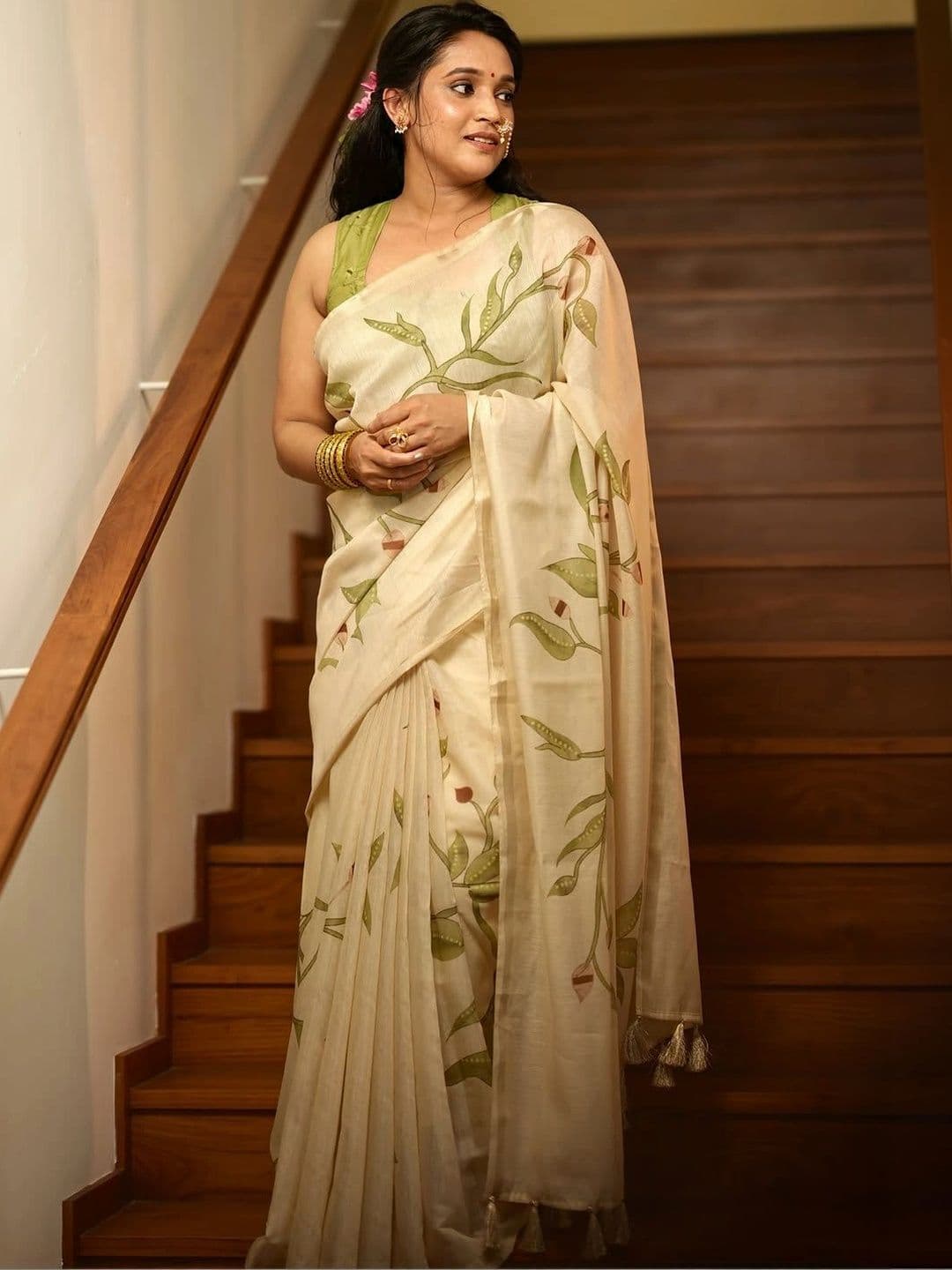 vidhyarani Women Floral Printed Saree with Tassels - view 1