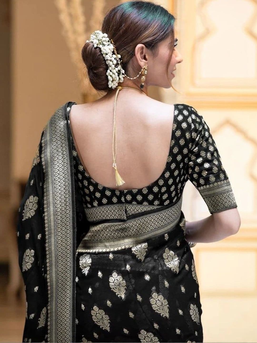 Mitera Woven Design Zari Silk Blend Banarasi Saree thumbnail 2