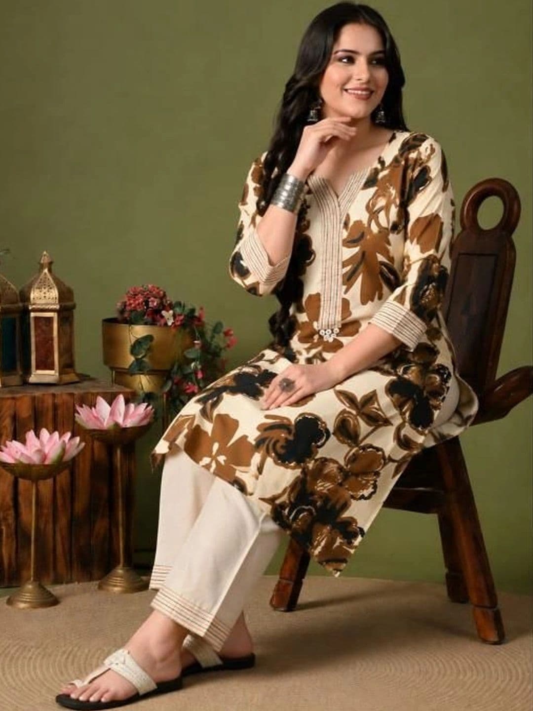 ROSHNI Women Floral Printed Regular Thread Work Pure Cotton Kurta with Trousers thumbnail 6