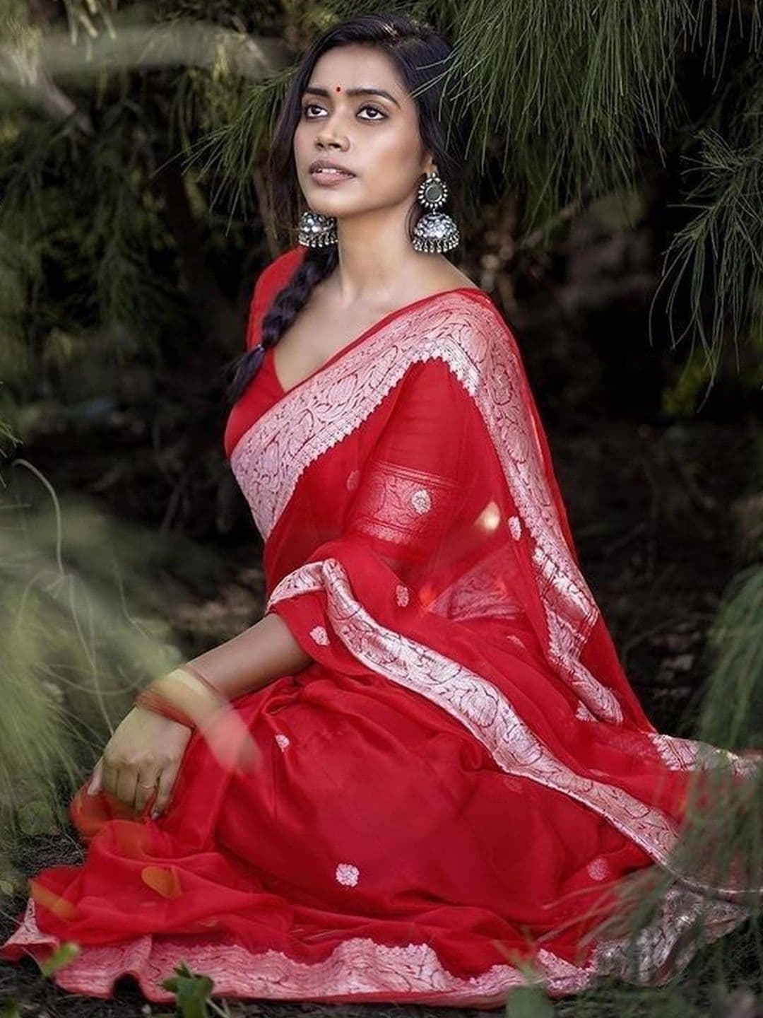 Mitera Woven Design Zari Silk Blend Banarasi Saree thumbnail 3