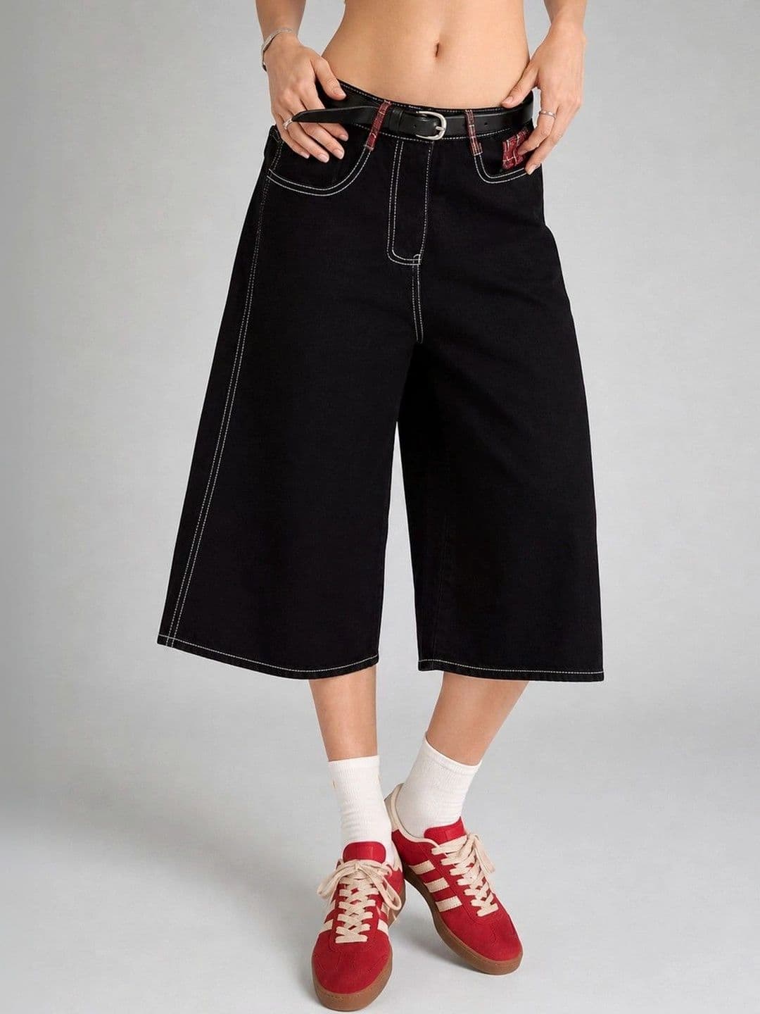 Suo Women Wide Leg Low-Rise Coated Jeans thumbnail 2