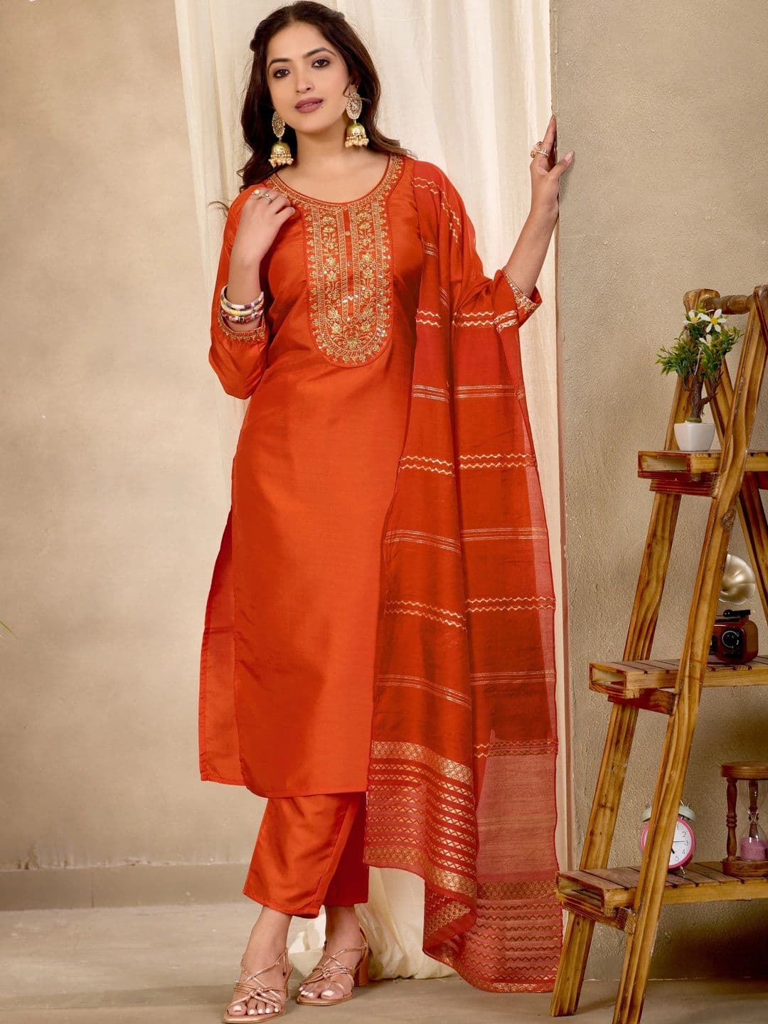 Klotden Women Ethnic Motifs Embroidered Regular Thread Work Kurta with Trousers & With Dupatta thumbnail 7