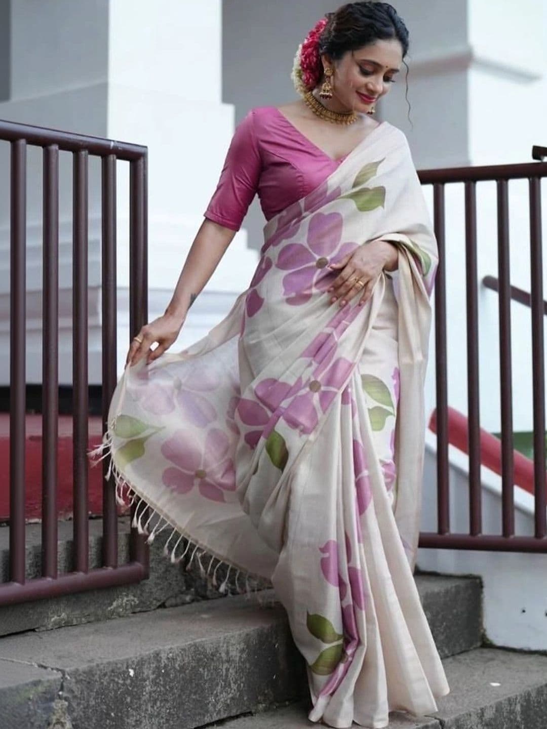 vidhyarani Women Floral Printed Saree with Blouse Piece thumbnail 5