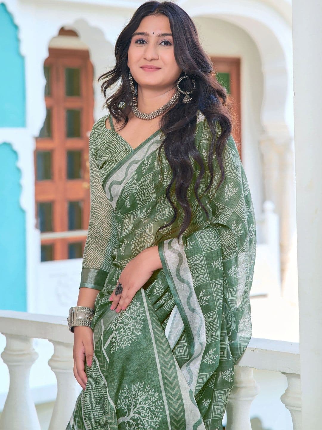 MANVAA Women Floral Saree thumbnail 3