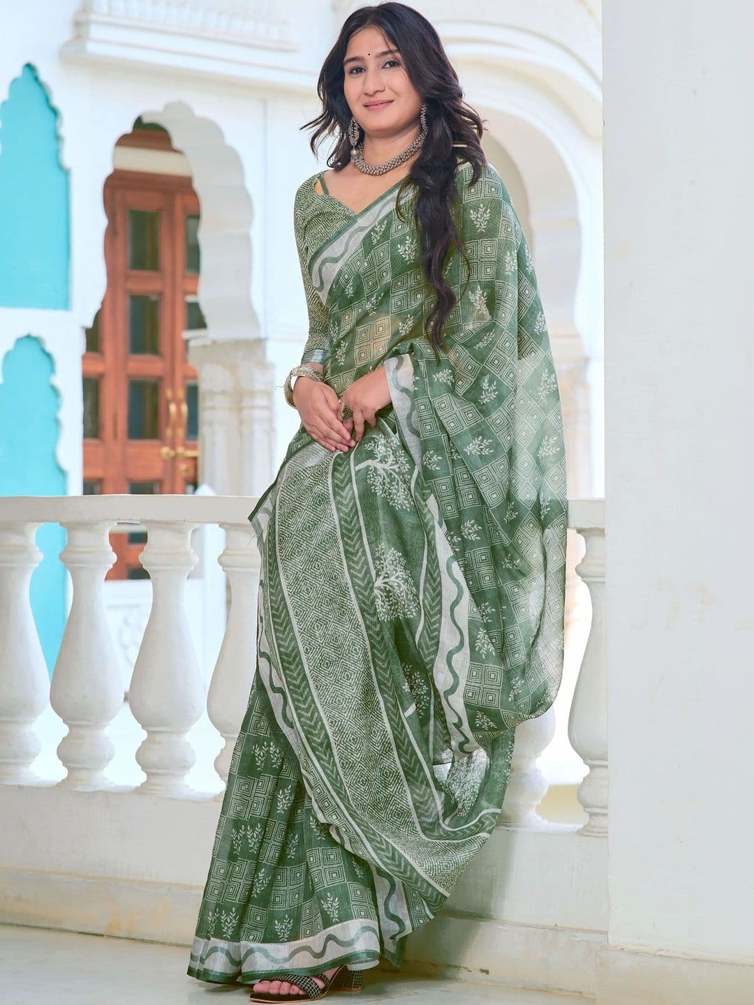 MANVAA Women Floral Saree thumbnail 5