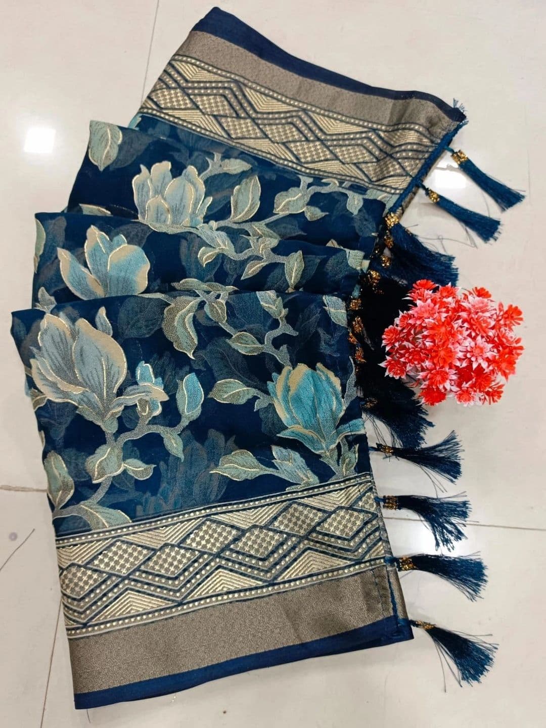 PANJURLI Women Floral Printed Zari Brasso Saree thumbnail 4