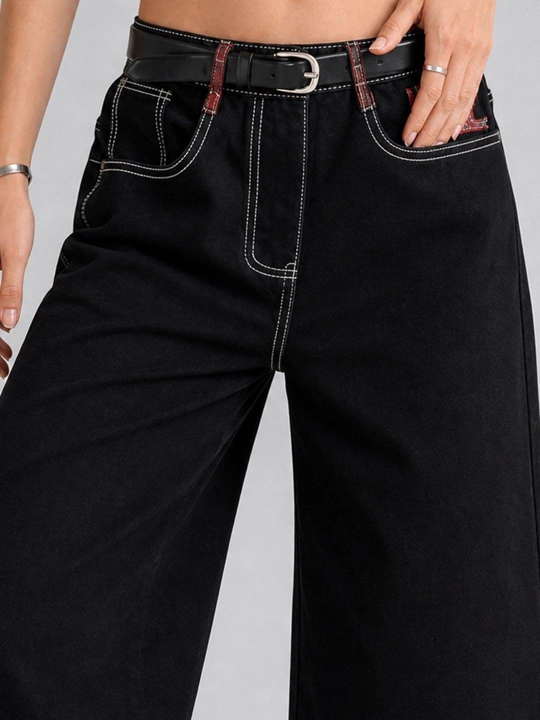 Suo Women Wide Leg Low-Rise Coated Jeans thumbnail 3