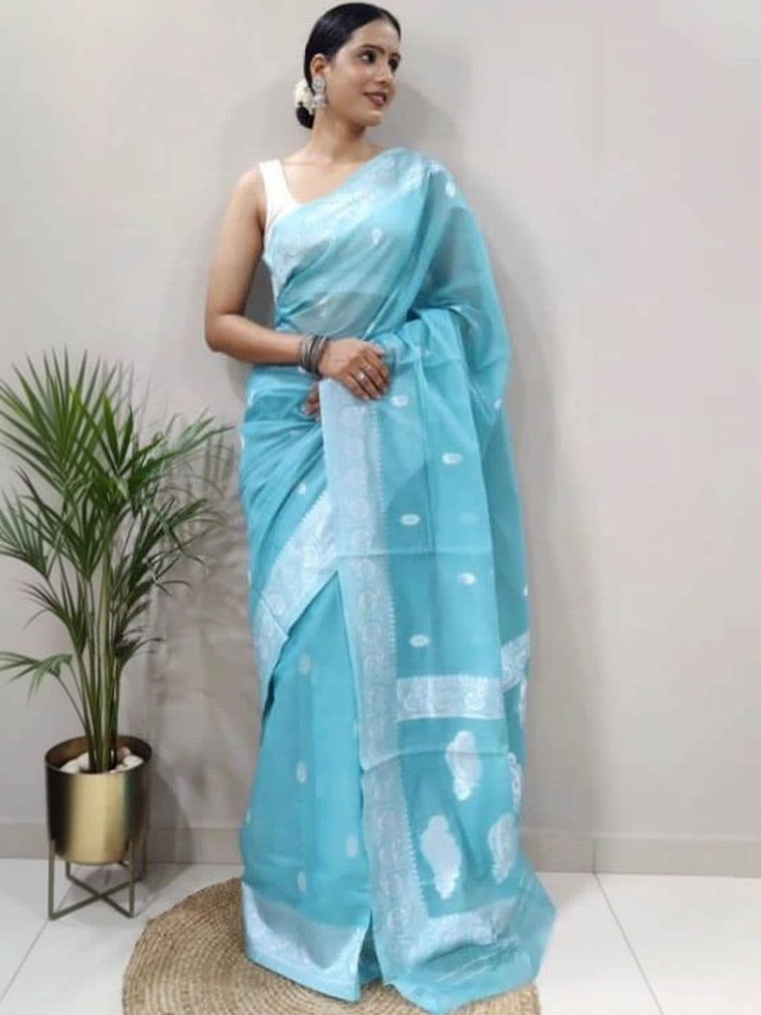 Mitera Woven Design Zari Silk Blend Banarasi Saree thumbnail 4
