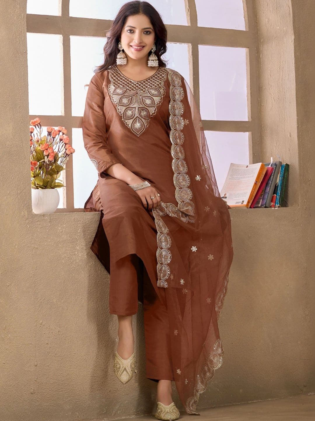 Klotden Women Ethnic Motifs Embroidered Regular Thread Work Kurta with Trousers & With Dupatta thumbnail 6