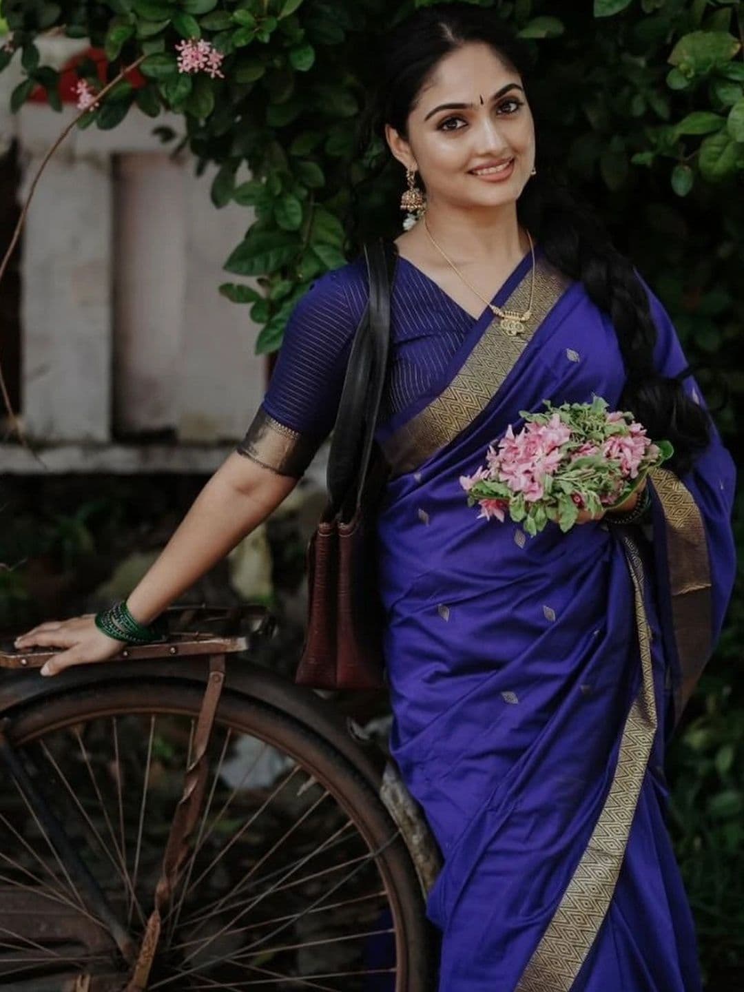 Mitera Woven Design Zari Banarasi Saree thumbnail 7