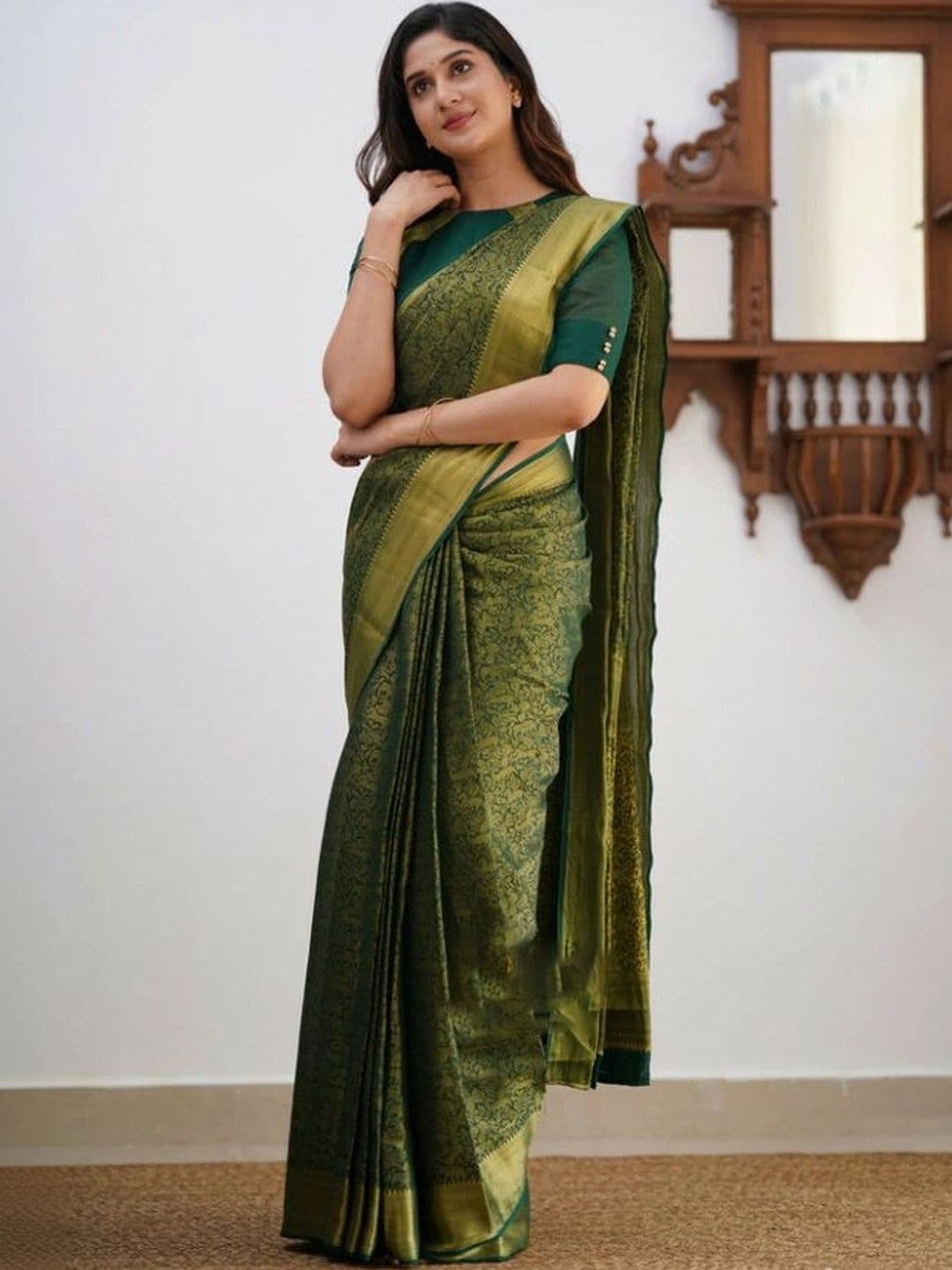 Mitera Woven Design Zari Silk Blend Banarasi Saree thumbnail 4
