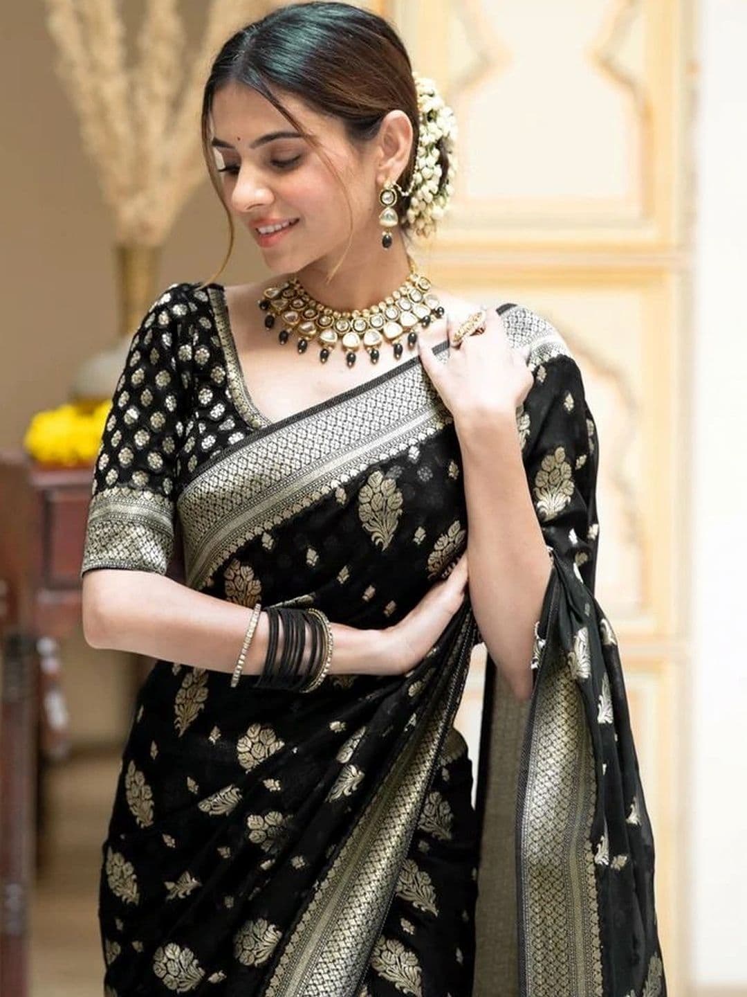 Mitera Woven Design Zari Silk Blend Banarasi Saree thumbnail 3